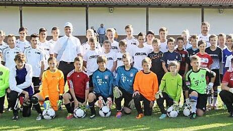 Landrat Wilhelm Schneider inmitten der Talente, die am DFB-Stützpunkt Haßberge beim TSV Limbach vom Trainerteam um Michael Kotterba gefördert werden.  Foto: DFB-Stützpunkt Haßberge