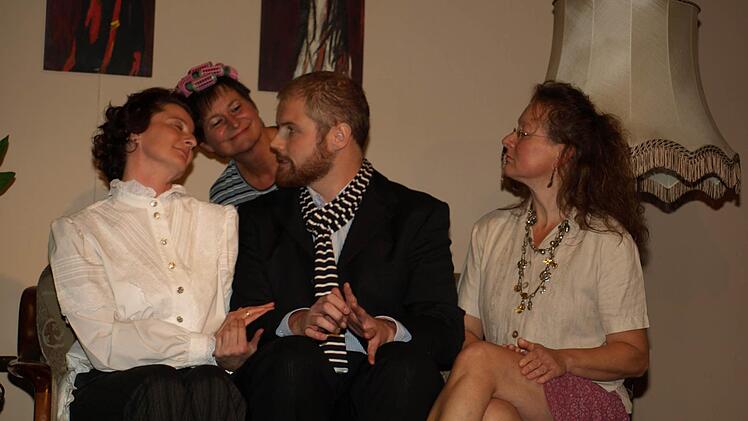 Szene aus dem Theaterstück vor zwei Jahren mit (v.l.) Ulrike Breuter, Monika Rettke, Tobias Köpplinger und Gudrun Schaller. Foto/Archiv: Stefan Geiger