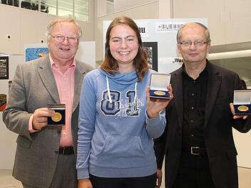 Sie sind die Erstplatzierten des Rundschau-Fotowettbewerbs: Helmut Konrad, Nadja Gredlein und Hans Hager (von links). Foto: Dagmar Besand