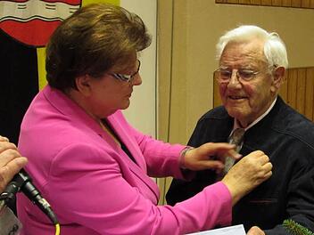 Ausgezeichnet für ein halbes Jahrhundert blau-weißes Engagement: Landtagspräsidentin Barbara Stamm steckt dem Gründungs- und Ehrenmitglied Karl Kronewald die goldene Ehrennadel an. Foto: Michael Belz