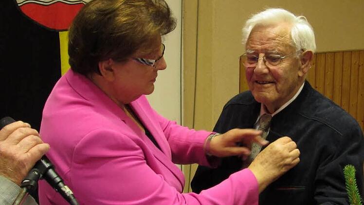 Ausgezeichnet für ein halbes Jahrhundert blau-weißes Engagement: Landtagspräsidentin Barbara Stamm steckt dem Gründungs- und Ehrenmitglied Karl Kronewald die goldene Ehrennadel an. Foto: Michael Belz