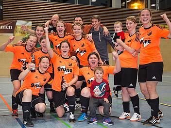 Das Landesligateam des SV Reitsch hat Grund zur Freude: Am Samstag wurden die "Ladykracher" oberfränkischer Hallen-Bezirksmeister. Foto: Heinrich Weiß