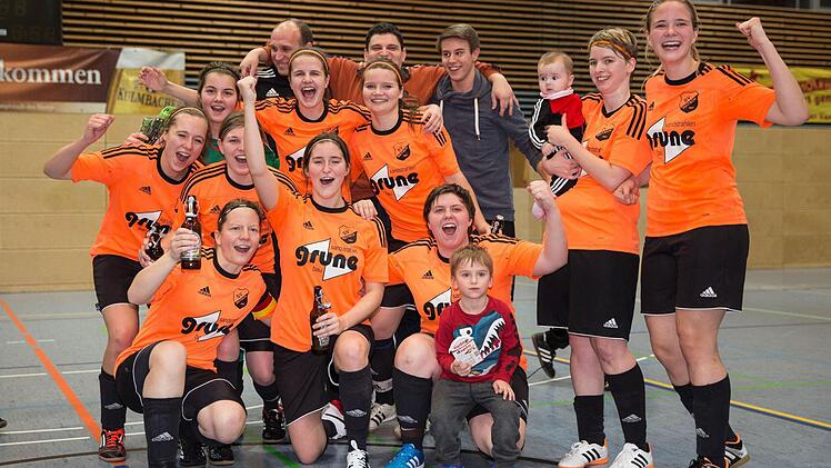 Das Landesligateam des SV Reitsch hat Grund zur Freude: Am Samstag wurden die "Ladykracher" oberfränkischer Hallen-Bezirksmeister. Foto: Heinrich Weiß