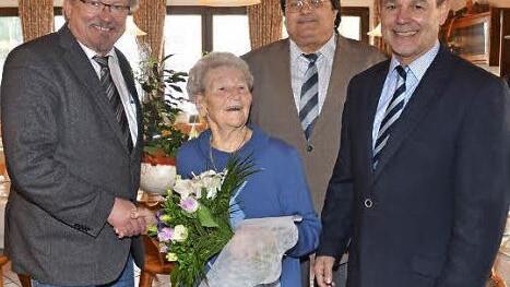 Frieda Amon freute sich an ihrem 95. Geburtstag &uuml;ber zahlreiche Gl&uuml;ckw&uuml;nsche. Mit im Bild (von links) B&uuml;rgermeister Hans Pietz, Dritter B&uuml;rgermeister Wolfgang F&ouml;rtsch und Landratstellvertreter Gerhard Wunder  Foto: Karl-Heinz Hofmann