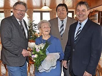 Frieda Amon freute sich an ihrem 95. Geburtstag über zahlreiche Glückwünsche. Mit im Bild (von links) Bürgermeister Hans Pietz, Dritter Bürgermeister Wolfgang Förtsch und Landratstellvertreter Gerhard Wunder  Foto: Karl-Heinz Hofmann