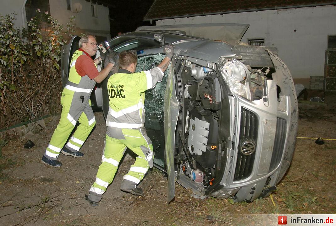 Kurioser Unfall: Auto crasht Grillfeier im Landkreis Coburg