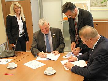 Marion Thüngen, Bürgermeister Hennemann, Klaus Markert und Bürgermeister Willi Sendelbeck bei der Vertragsunterzeichnung über den zweiten Bauabschnitt. Foto: Ralf Kestel