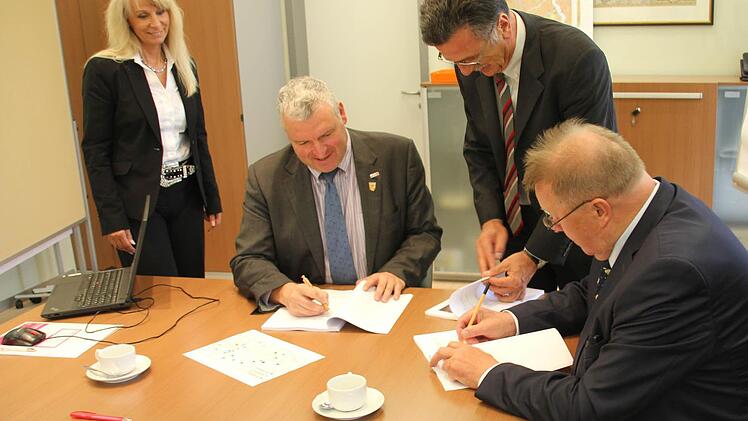 Marion Thüngen, Bürgermeister Hennemann, Klaus Markert und Bürgermeister Willi Sendelbeck bei der Vertragsunterzeichnung über den zweiten Bauabschnitt. Foto: Ralf Kestel