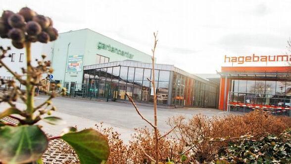 Wo jetzt noch das bisherige Hagebaumarkt-Gebäude zu finden ist, soll die Beamtenfachhochschule in Kronach entstehen. Der Baumarkt ist inzwischen umgezogen, der Architektenwettbewerb für die neue Bildungsstätte läuft bereits. Foto: Marian Hamacher