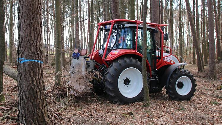 Der neue Schlepper ist bei den Fällarbeiten sehr nützlich. Mithilfe der montierte Seilwinde können einzelne Bäume aus dem Wald herausgeholt werden. Foto: Kathrin Kupka-Hahn