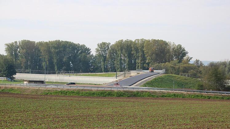 Am Nordkreisel müssen die Zapfendorfer noch etwas warten, bis die Verbindung zum Industriegebiet fertig ist. Foto: Matthias Einwag