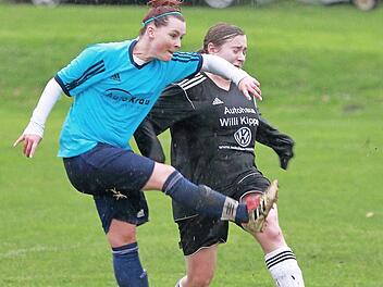 SC Germania Nürnberg - TSV Frauenaurach. Sabrina Kerner (li.) zeigte wie alle ihre Mitspielerinnen vollen Einsatz, der mit dem vierten Sieg in Folge belohnt wurde.  Foto: privat