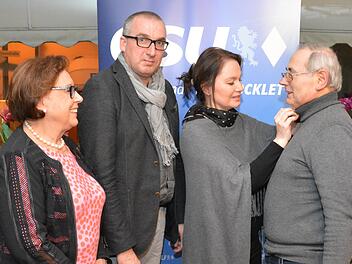 Bezirksrätin Karin Renner (von links), Bad Bocklets Bürgermeister Andreas Sandwall und die Vorsitzende des CSU-Ortsverbandes, Marion Albert, gratulierten Herbert Bauer, der für seine 40-jährige Mitgliedschaft ausgezeichnet wurde.Björn Hein