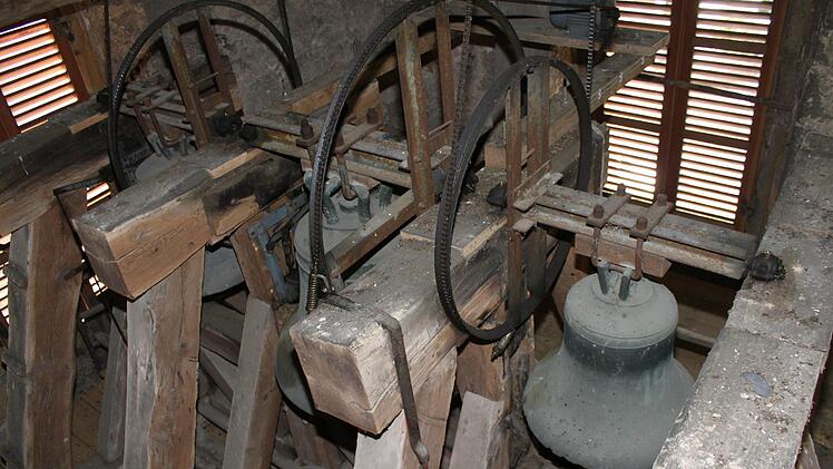 In der Glockenstube der Frauendorfer Pfarrkirche befinden sich  drei Glocken.  Foto: Gerd Klemenz