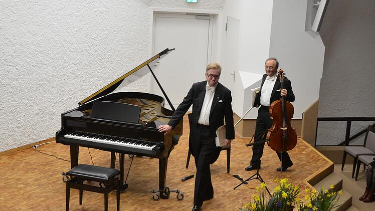 Der Pianist Hans-Dieter Bauer und der Cellist Karlheinz Busch zogen ihr Publikum im renovierten Rathaussaal in Bann.Foto: Rainer Lutz