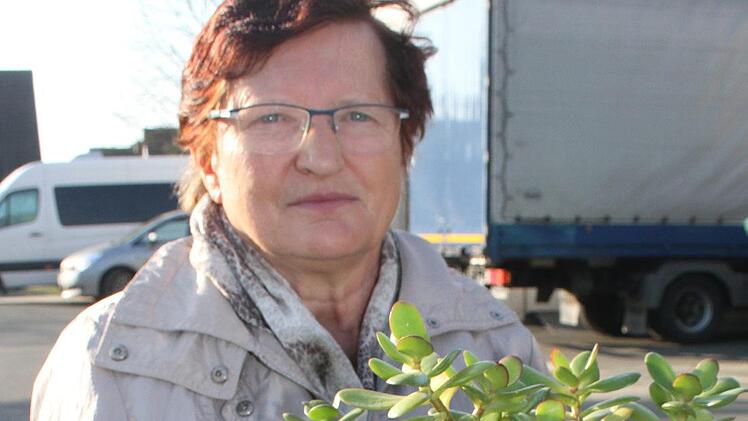 Gisela Hempfling kaufte gleich mehrere Geldbäume und freute sich über das grüne Schnäppchen.Foto: Sonny Adam