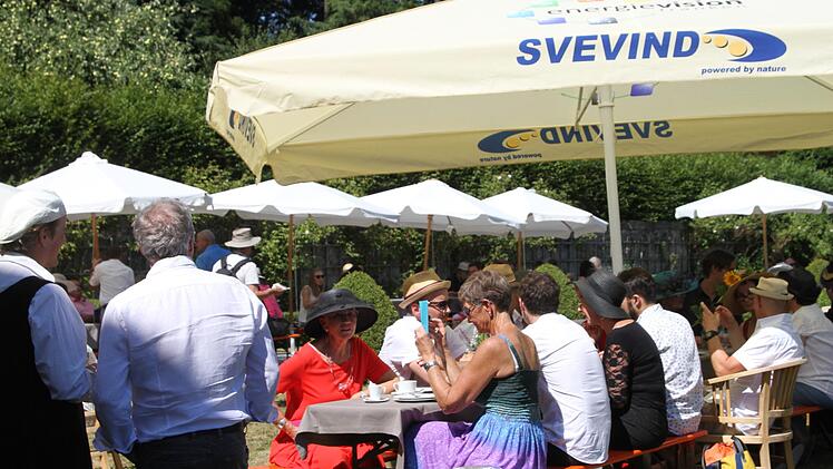 Blick in die Reihen der Festgesellschaft im SchlossparkGünther Geiling