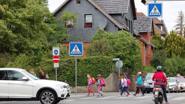 In den Morgenstunden vor Unterrichtsbeginn ist viel los vor der Pestalozzischule. Viele Eltern bringen ihre Kinder mit dem Pkw zur Schule und verstärken den auch so schon starken Verkehrsfluss in der Seidmannsdorfer Straße noch mehr.  Foto: Helke Renner