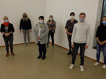 Sie leiten nun die Geschicke des Kindergarten St. Michaelvereins in Thundorf: (von links) Judith Dekant (1. Bürgermeisterin), Anke Schneider, Katja Wirsing, Nicole Diem, Bettina Seufert, Mark Kirchner und Lena Saal-Bauernschubert.  Es fehlen Lisa Braun und Pfarrer Peter Rüb. Das Bild entstand vor dem Corona-Lockdown. Foto: Philipp Bauernschubert