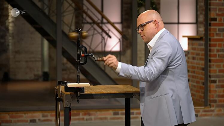 Benjamin Leo Leo faszinierte das Objekt, aber "bei Werkzeug bin ich nicht dabei". Umso mehr Liza Kielon: Sie bezahlte 120 Euro.