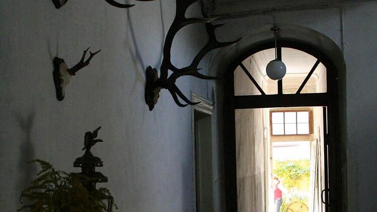 Der kühle, lange Flur macht Eindruck beim Betreten des Hauses.