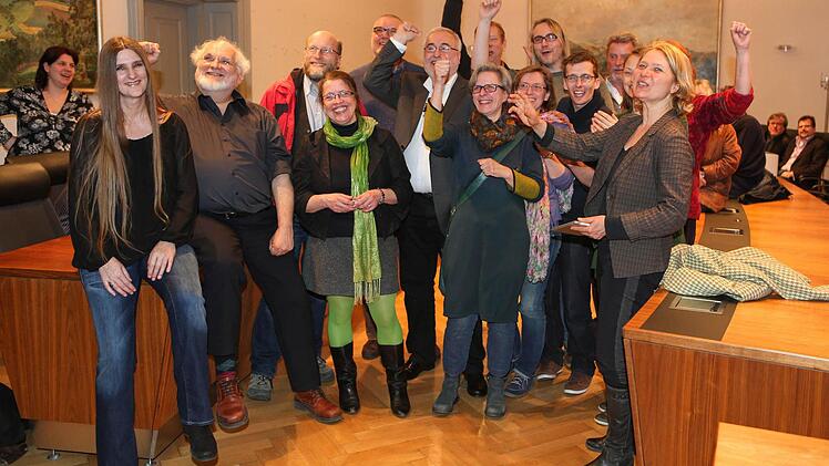 Schaffen es die Bamberger Grünen, die zweitgrößte Fraktion im Stadtrat zu werden? Im Großen Sitzungssaal probten ihre Anhänger schon einmal den Triumph.   Fotos: RiegerPress