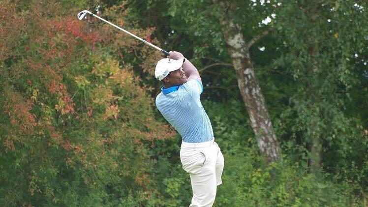 Versetzte die Zuschauer ins Staunen: Manuel De Los Santos spielte am ersten Tag der Bayerischen Meisterschaften für Golfer mit Behinderung auf dem Par-72-Kurs in Maria Bildhausen eine 75er-Runde.  Fotos: Anton Then