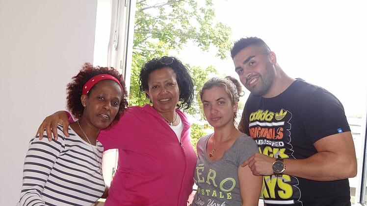 Sanaid, Helen, Yedersky und Ali unterstützten Franz Hümmer bei der Einrichtung und Vorbereitung der Gemeinschaftsunterkunft in Ebern. Sie alle sind Asylbewerber und wohnen in Zeil