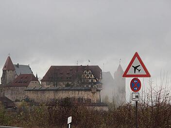 Nur noch bis 2019, versichert Landrat Michael Busch, darf auf der Brandensteinsebene unweit der Veste Coburg geflogen werden. Deshalb wirbt er bei den Menschen in der Region, sich mit einem Neubau auf Landkreisgebiet anzufreunden. Foto: Simone Bastian