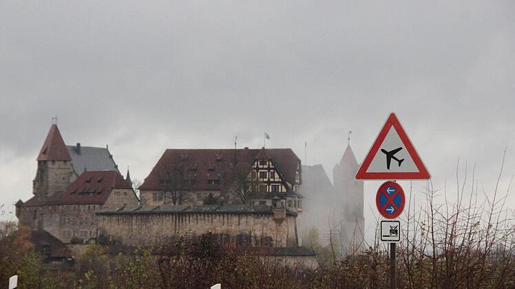 Nur noch bis 2019, versichert Landrat Michael Busch, darf auf der Brandensteinsebene unweit der Veste Coburg geflogen werden. Deshalb wirbt er bei den Menschen in der Region, sich mit einem Neubau auf Landkreisgebiet anzufreunden. Foto: Simone Bastian