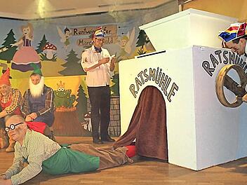 Weg mit den alten Säcken, die beiden "Überläufer" aus dem alten Rentweinsdorfer Sechserrat verjüngten ihre Mitglieder mit einer an die Reckendorfer Altweibermühle angelehnten Ratsmühle und füllten schwer schuftend die alten Säcke ein. Unten heraus kamen etwas einfältige Zwerge.