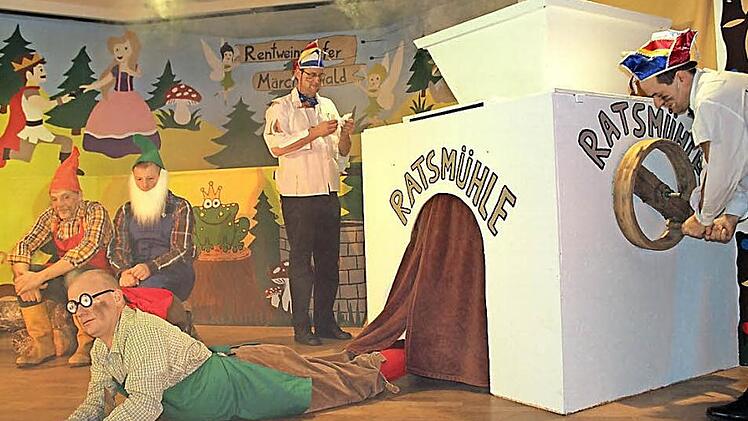 Weg mit den alten Säcken, die beiden "Überläufer" aus dem alten Rentweinsdorfer Sechserrat verjüngten ihre Mitglieder mit einer an die Reckendorfer Altweibermühle angelehnten Ratsmühle und füllten schwer schuftend die alten Säcke ein. Unten heraus kamen etwas einfältige Zwerge.