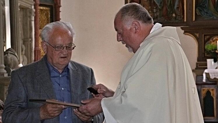 Pater Rudolf Theiler überreichte die Ehrennadel des Bistums Würzburg an Walter Schmitt. Foto: Helmut Will