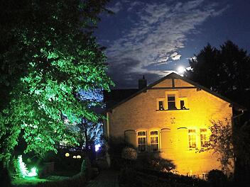 Bei "Kronach leuchtet" 2014 wurde dieses Anwesen unterhalb der Festung Rosenberg wunderschön illuminiert. Der Mond über dem First trug zur mystischen Stimmung bei.  Foto: Friedwald Schedel