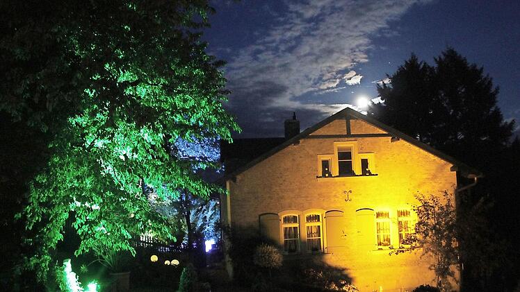 Bei "Kronach leuchtet" 2014 wurde dieses Anwesen unterhalb der Festung Rosenberg wunderschön illuminiert. Der Mond über dem First trug zur mystischen Stimmung bei.  Foto: Friedwald Schedel