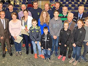 Strullendorfer Sportlerehrung 2017 mit den beiden Bürgermeistern Wolfgang Desel und Ludwig Werner und allen erfolgreichen Einzelsportlern sowie jeweils einem Mannschaftsvertreter  Foto: Bertram Wagner