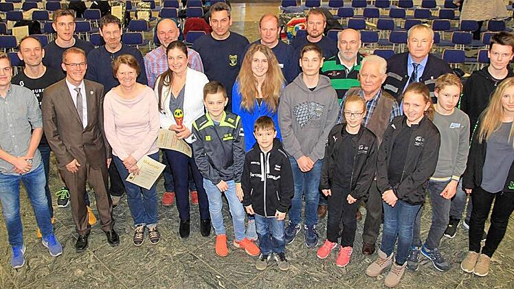 Strullendorfer Sportlerehrung 2017 mit den beiden Bürgermeistern Wolfgang Desel und Ludwig Werner und allen erfolgreichen Einzelsportlern sowie jeweils einem Mannschaftsvertreter  Foto: Bertram Wagner