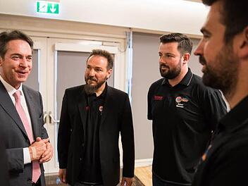 Michael Stoschek (links) traut den Verantwortlichen des BBC Coburg, hier Gesch&auml;ftsf&uuml;hrer Bobby Fischer, Trainer Simon Bertram und Sportlicher Leiter Matthias Haufer (von links) in Zukunft einiges zu.  Foto: Archiv