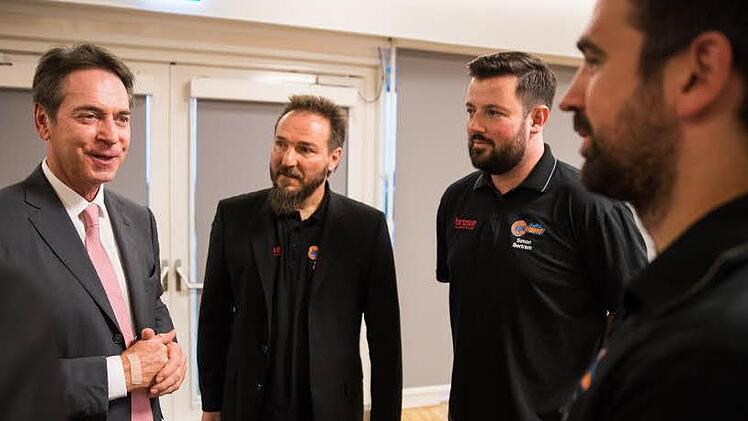 Michael Stoschek (links) traut den Verantwortlichen des BBC Coburg, hier Geschäftsführer Bobby Fischer, Trainer Simon Bertram und Sportlicher Leiter Matthias Haufer (von links) in Zukunft einiges zu.  Foto: Archiv