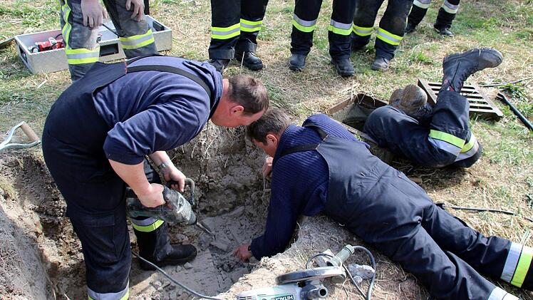 Schließlich bearbeiten Sven Eichler (links) und Gerald Autsch (Mitte) mit Bohrhammer die Betonplatte.