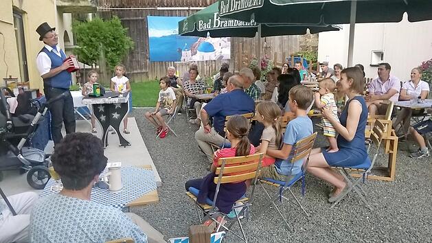 F&uuml;r die Bundestagsabgeordnete Emmi Zeulner mit T&ouml;chterchen Frieda (vorne rechts) zauberte Oswaldo eine ganz besondere &Uuml;berraschung hervor. Foto: privat