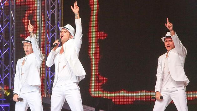 Florian Silbereisen (Mitte), Christoff und Jan Smit bringen  als "Klubbb3" die Fans in der Brose-Arena in Wallung.   Fotos: RiegerPress