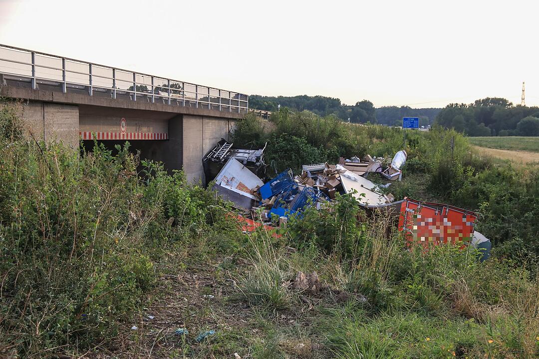 Bei Würzburg: Spektakulärer Sturz auf der A3 – Sattelzug fällt  von Autobahnbrücke auf Staatsstraße