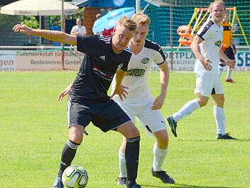Marco Pohl (links) gehörte am Sonntag beim Auswärtsspiel des TSV Sonnefeld in Herzogenaurach erneut zu den besten Spielern in seinem neuen Team. Die Landesliga sei sehr anspruchsvoll, doch er fühlt sich nach eigenen Worten trotz der teils hohen Niederlagen sehr wohl beim TSV.  Foto: Dirk Meier