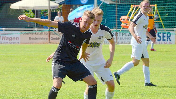 Marco Pohl (links) gehörte am Sonntag beim Auswärtsspiel des TSV Sonnefeld in Herzogenaurach erneut zu den besten Spielern in seinem neuen Team. Die Landesliga sei sehr anspruchsvoll, doch er fühlt sich nach eigenen Worten trotz der teils hohen Niederlagen sehr wohl beim TSV.  Foto: Dirk Meier