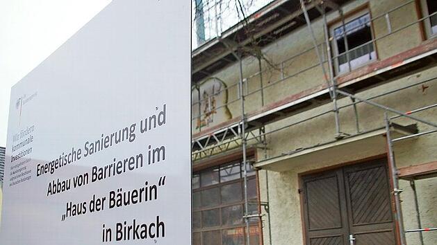 Das Brandschutzgutachten und die Details des Statikers stehen zur Kostenbeurteilung zwar aus, doch schon jetzt steht fest, dass die Sanierung des Hauses der Bäuerin wegen des maroden und komplett zu erneuernden Dachstuhls erheblich teurer wird als zunächst geplant. Foto: Mario Deller