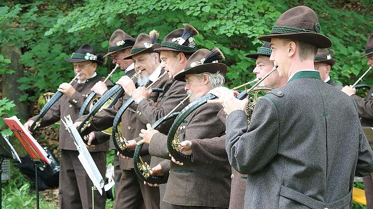 Parforcehorn- und Jagdhornbläser des Jägervereins Bad Kissingen gestalteten  die Hubertusmesse bei der Talkirche musikalisch. Foto: Dieter Britz