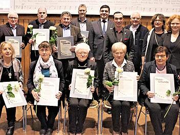 Auszeichnungen für Mitglieder der Sängergruppen Itzgrund, Sennigshöhe und Muppberg (mit im Bild Jens-Uwe Peter, Markus Häßler und Peter Jacobi)  Foto: Gerd Fleischmann