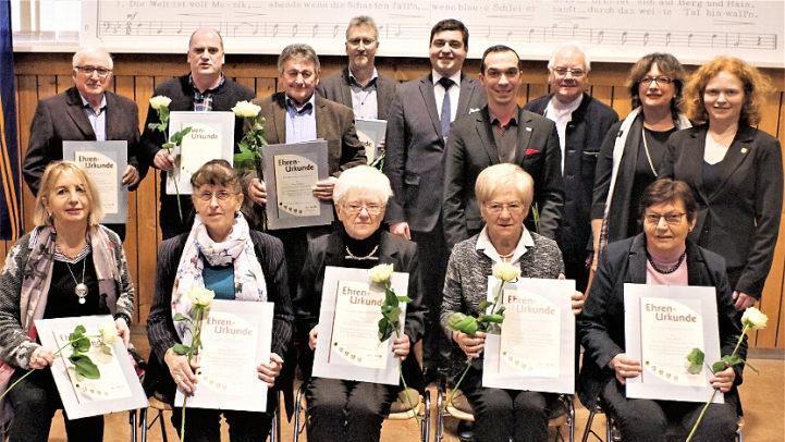 Auszeichnungen für Mitglieder der Sängergruppen Itzgrund, Sennigshöhe und Muppberg (mit im Bild Jens-Uwe Peter, Markus Häßler und Peter Jacobi)  Foto: Gerd Fleischmann