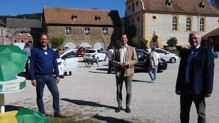Oliver Kunkel, Schlossherr Hermann von Rotenhan und Bürgermeister Jürgen Hennemann (von links) eröffneten am Sonntag den Informationstreff im Rahmen der Europäischen Mobilitätswoche.